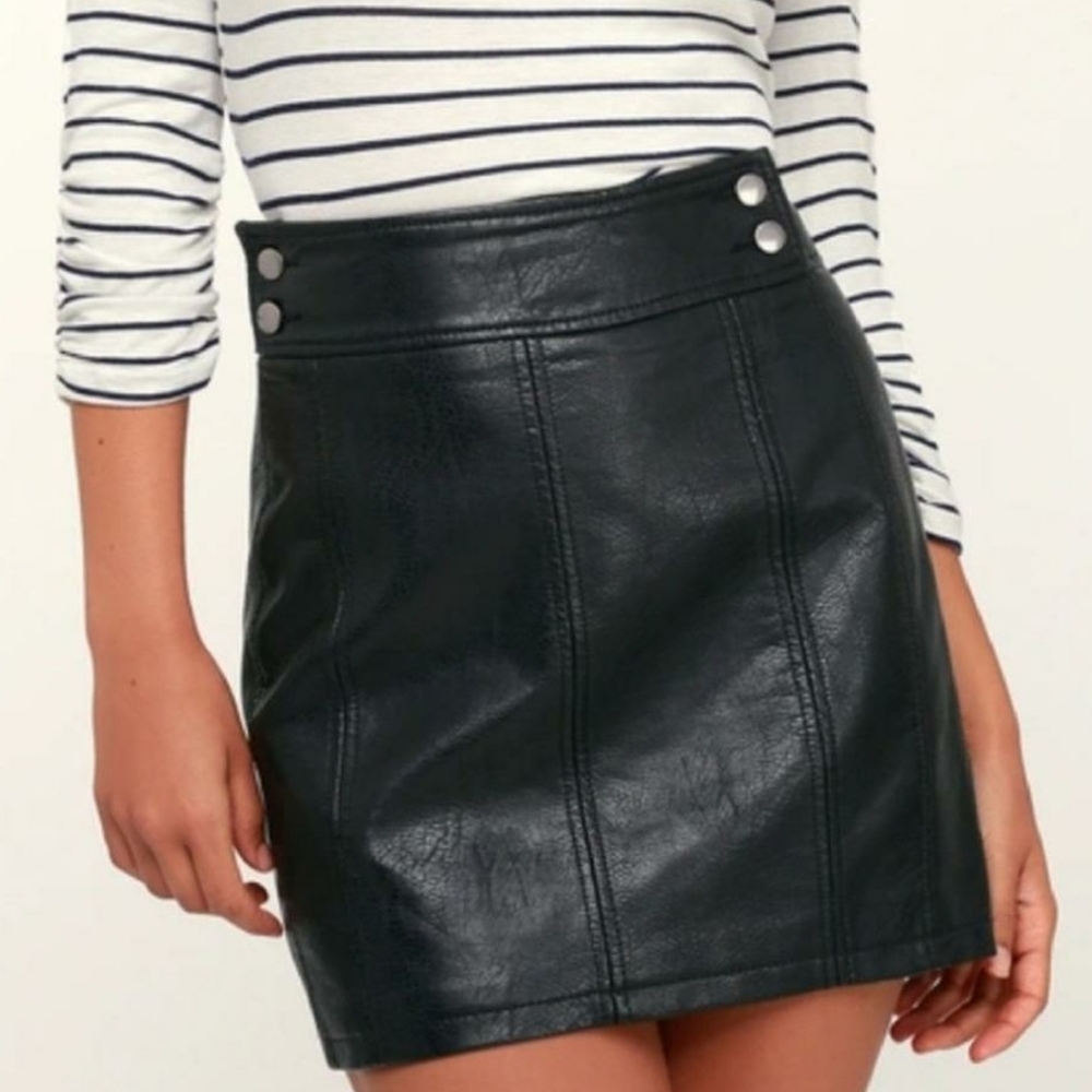 FREE PEOPLE Faux Leather Black Mini Skirt “Zip To It” | SIZE 2 - Picture 1 of 13